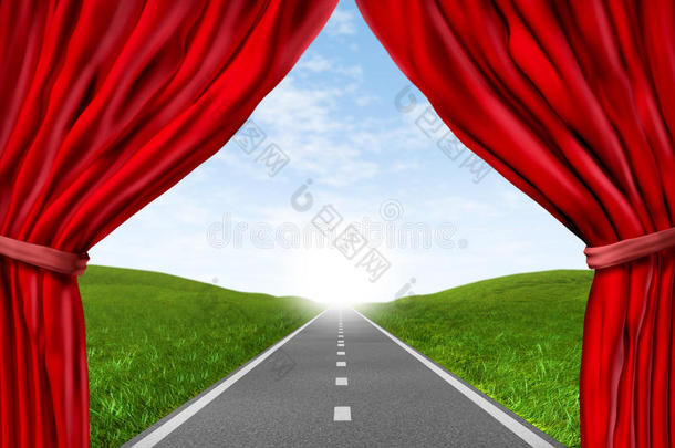红色天鹅绒窗帘和窗帘的道路