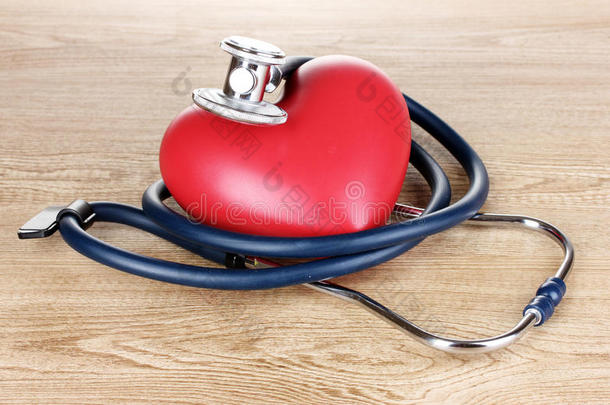 医用听诊器和木制心脏