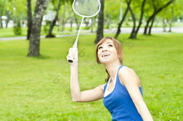漂亮的年轻女子拿着羽毛球拍