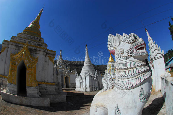 缅甸寺庙里的白狮<strong>守护者</strong>。