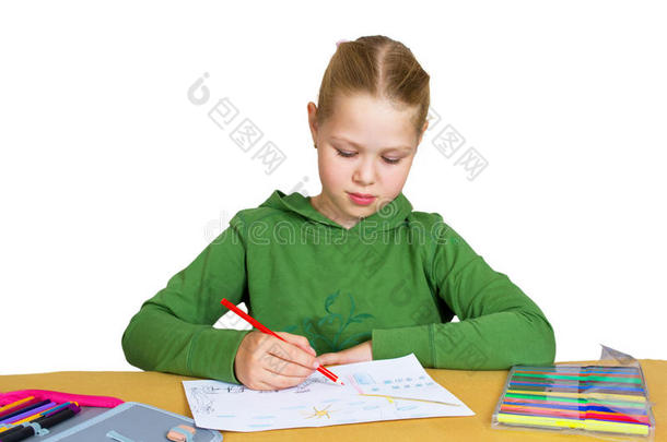 孩子用<strong>彩色铅笔画</strong>画，孤立无援