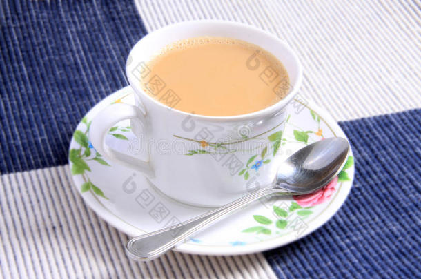 一杯<strong>奶茶</strong>和勺子