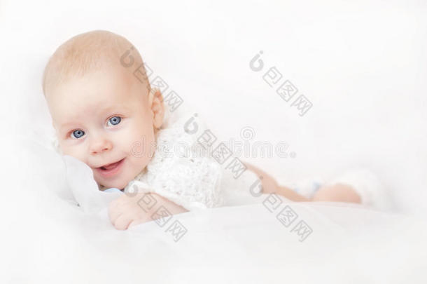 躺在白色背景上的微笑可爱的婴儿