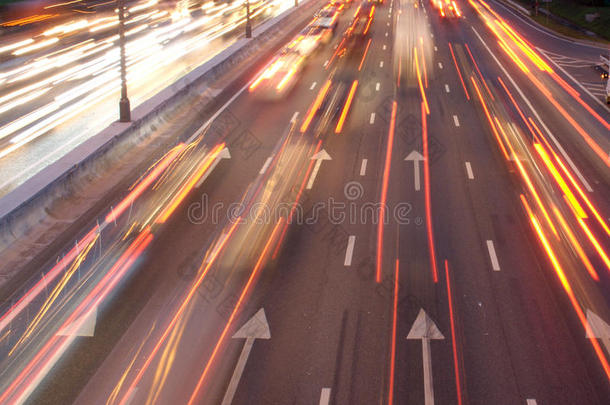 夜间高速公路上的车灯痕迹