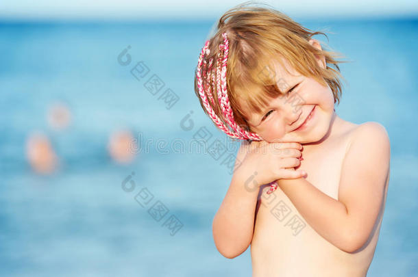 夕阳红海前微笑的小女孩