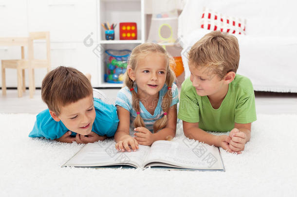 孩子们练习阅读和<strong>讲故事</strong>
