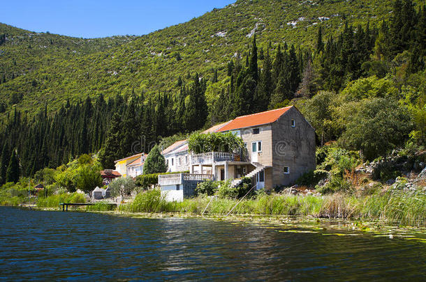 湖畔地产。湖边的小屋。