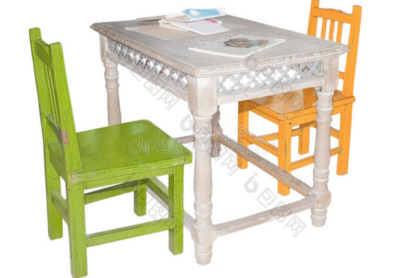 漂亮的<strong>儿童家具</strong>：桌子和两把椅子