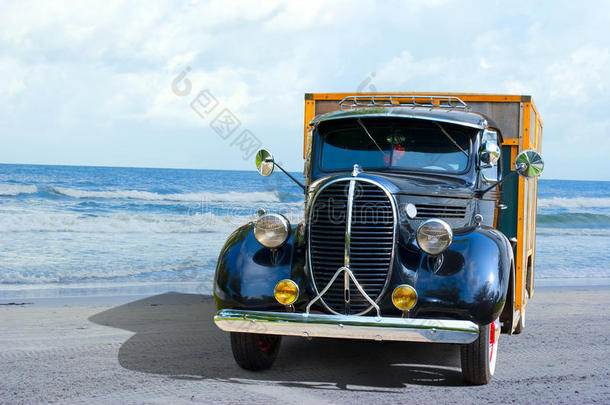 海滩上的古董卡车