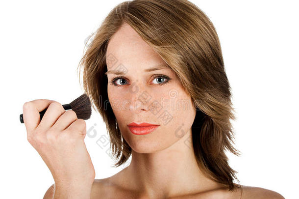 女人用刷子刷脸