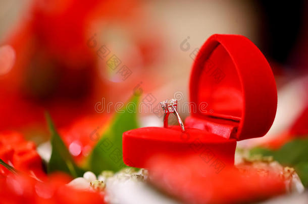 红色心盒里的钻石结婚戒指