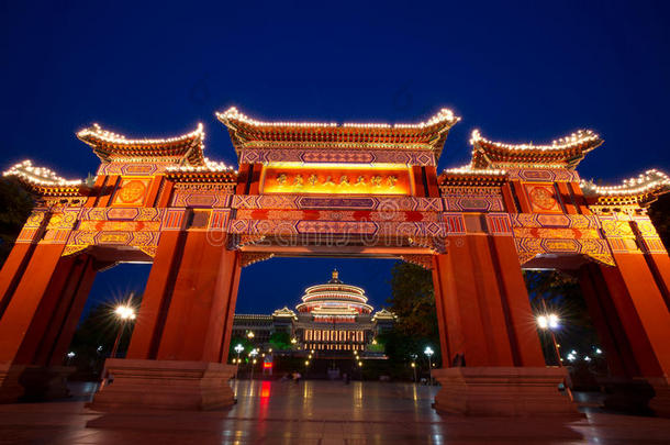 大门与大会堂夜景，中国重庆