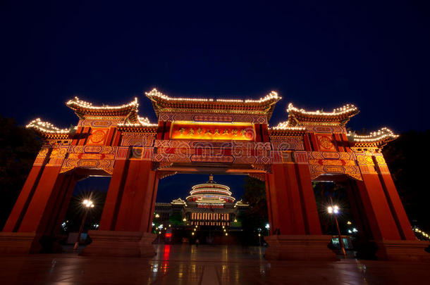 大门与大会堂夜景，中国重庆