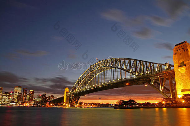 <strong>悉尼海港大桥</strong>和城市