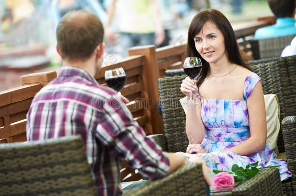 约会时在咖啡馆喝酒的男女