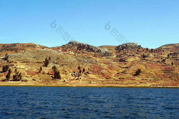 农场梯田和村庄由蒂蒂卡卡湖，秘鲁