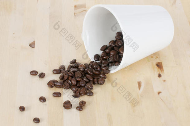 咖啡豆和咖啡杯