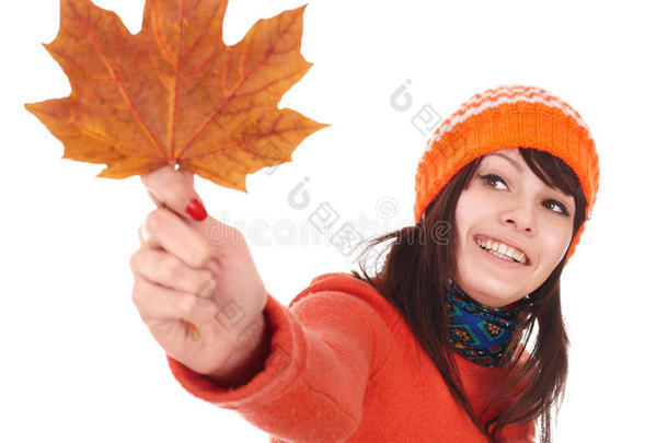女孩抱着秋天的橙色枫叶。