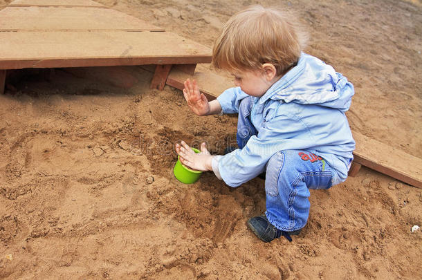 玩沙子的男孩