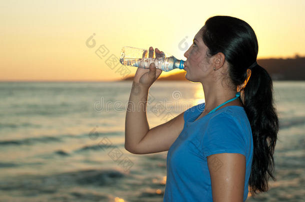 海滩上饮水的妇女简介