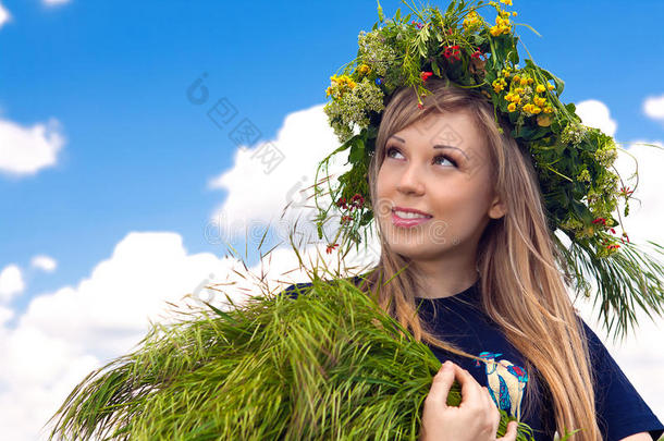 戴花圈收割庄稼的漂亮姑娘