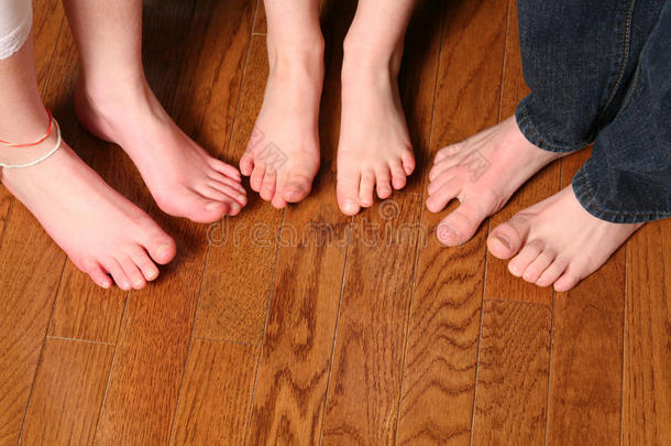 孩子们踩在木地板上