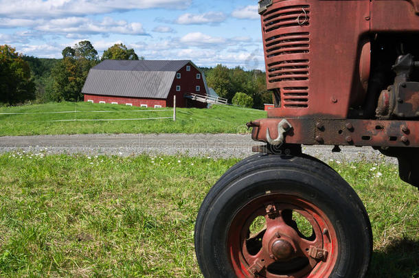 经典的农耕场景红色拖拉机和谷仓