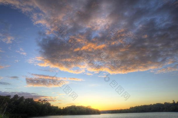 平静湖面上绚丽多彩的夕阳