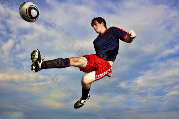 一个年轻人在半空中<strong>踢</strong>足球