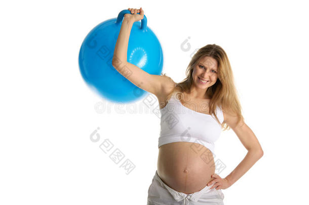 快乐孕妇<strong>拿起</strong>蓝色大球