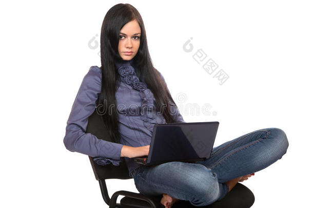 拿着笔记本电脑的女孩坐在椅子上