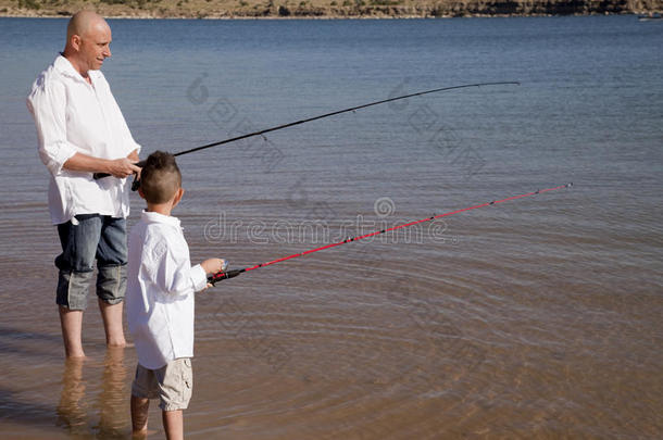 父子钓鱼侧视图