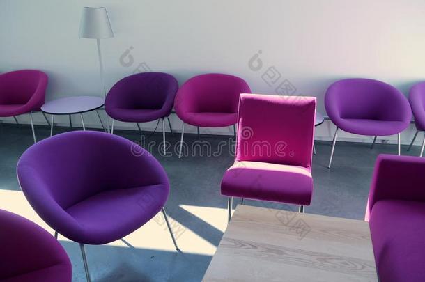 学生休息室：紫色椅子
