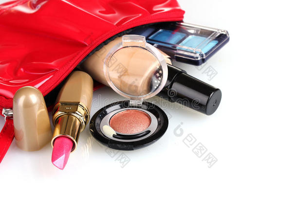 漂亮的红色<strong>化妆包</strong>和化妆品