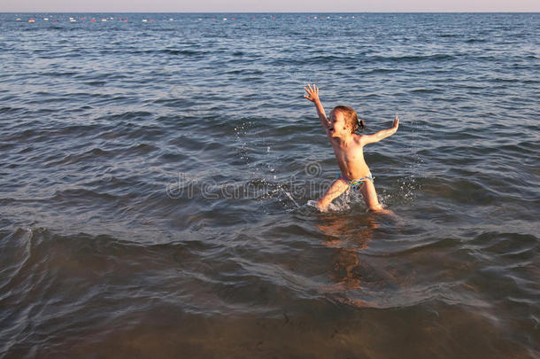 快乐的孩子从海里跳了出来。