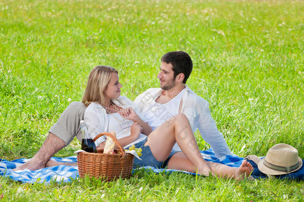 野餐-阳光明媚的草地上的浪漫情侣