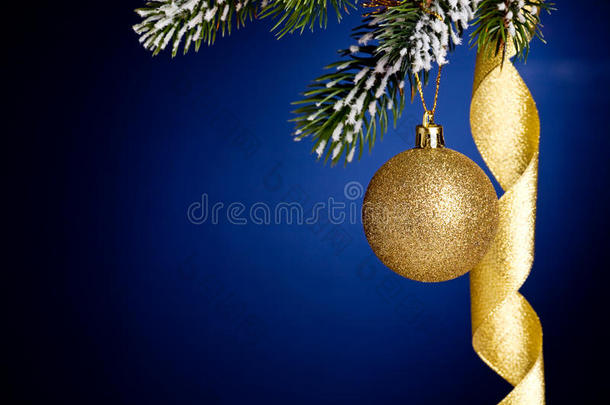 金色圣诞球和彩带