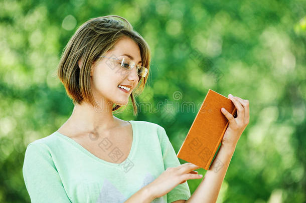 年轻女子眼镜看书
