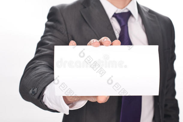 商人的手举白纸黑字的卡片
