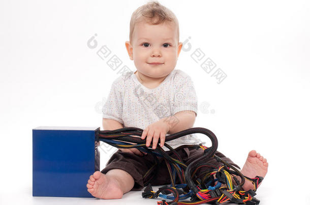 小男孩在玩电脑电源