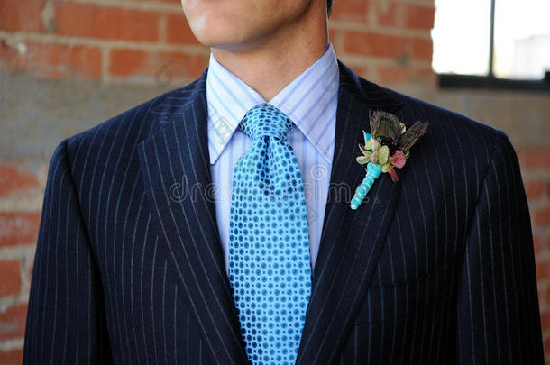 蓝色<strong>细条</strong>纹西装配领带和花束