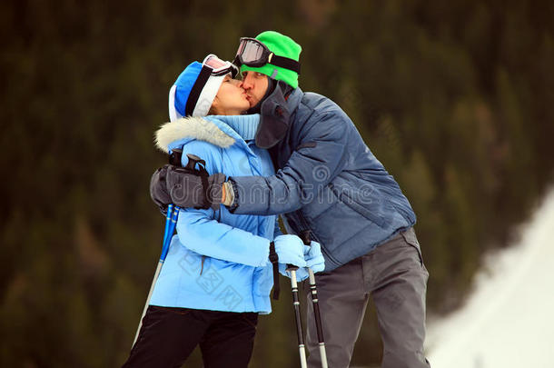 滑雪者亲吻的情侣画像