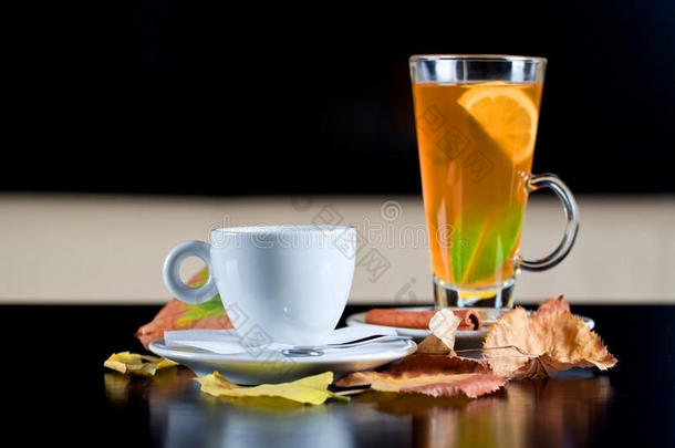 秋叶旁的咖啡杯和茶杯