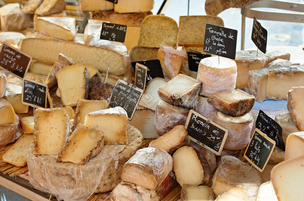 普罗旺斯市场上的法国奶酪
