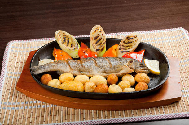烤鳟鱼日本料理