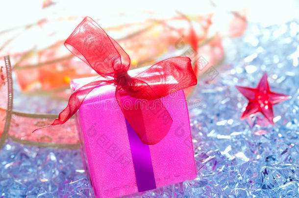 带丝带冬冰的圣诞<strong>粉色礼品盒</strong>