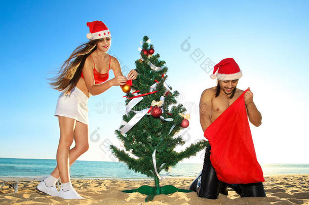 圣诞<strong>老人的</strong>助<strong>手</strong>和热带海滩上<strong>的</strong>圣诞<strong>老人</strong>
