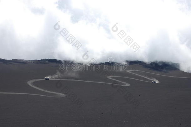 意大利西西里岛埃特纳山上的旅游卡车