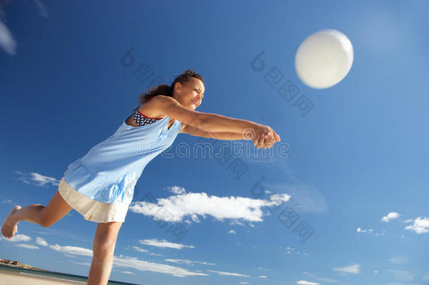 打沙滩排球的少女