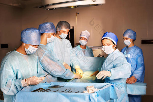 一群外科医生在看<strong>病人</strong>。